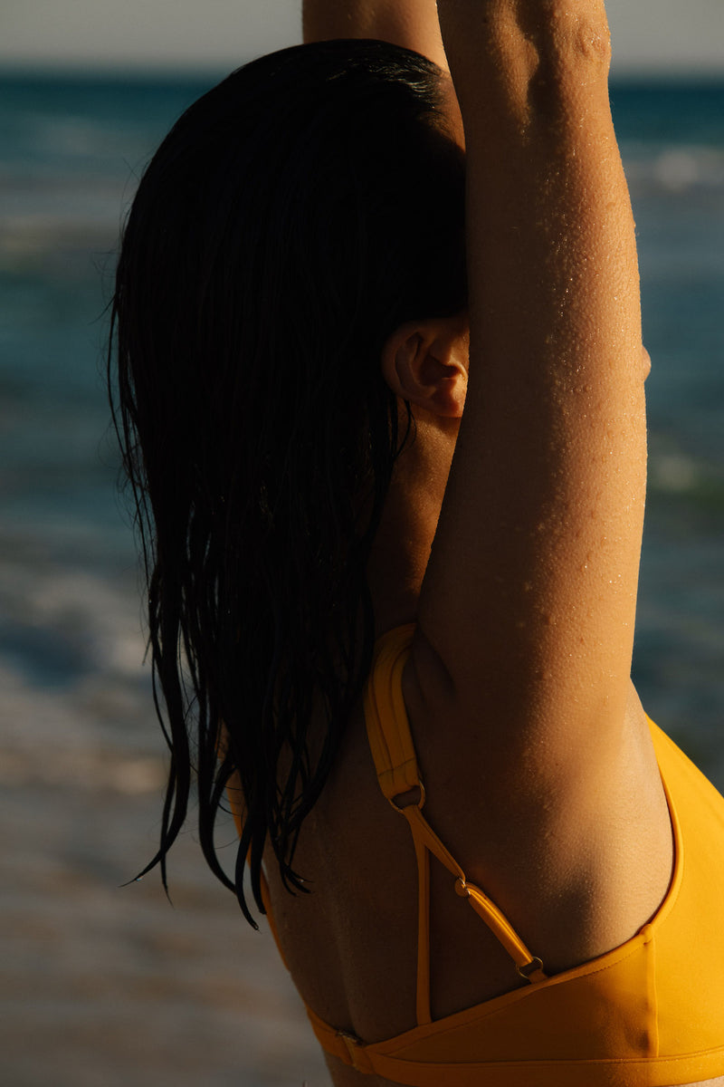 anja haut bikini cache coeur l'exquisite jaune close-up